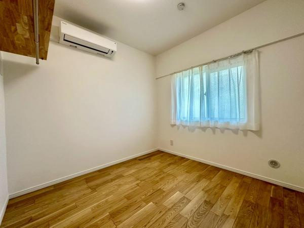 パークピア富岡2の子供部屋|お子様の成長にも欠かせない日差しがたっぷり入るお部屋です。おもちゃ・学校の道具もすっきりと片付けられるクローゼット付で、成長と共にどんどん荷物が増えても安心！