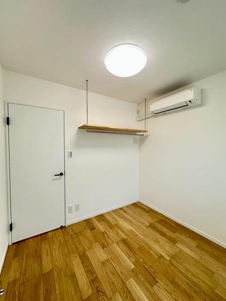 パークピア富岡2の子供部屋|勉強机、ベットを置いても、広い空間の洋室！お子様の学習しやすい環境が整えられそうですね。