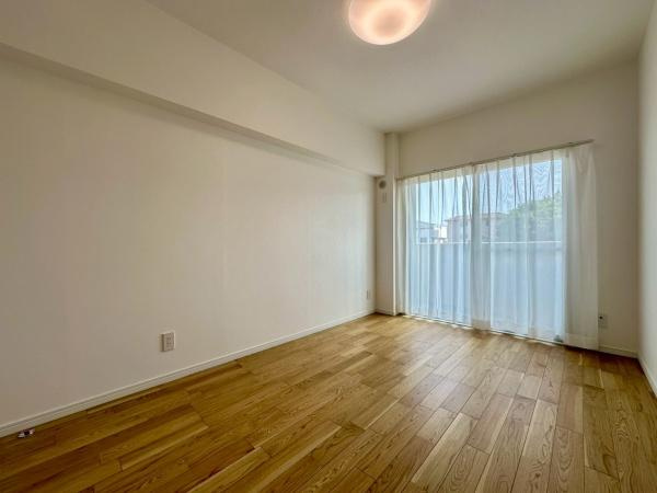 パークピア富岡2の洋室|上質な暮らしを感じさせてくれます。毎日の暮らしの中で表情を変える場所です。