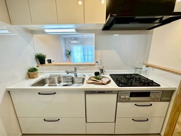 パークピア富岡2のキッチン|家事をしながらもリビングが見渡せる対面キッチンは、忙しい奥様に嬉しいカタチ。お料理もお子様や旦那様と会話をしながら楽しく作れそう。
