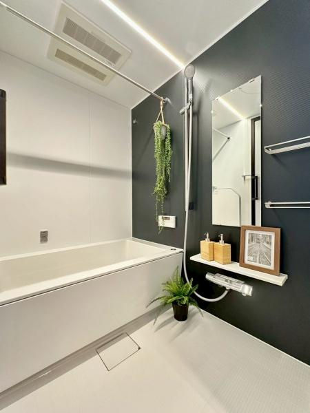 パークピア富岡2の浴室|いつでも暖かいお風呂に入れるのが嬉しい追焚き機能付き。お仕事でご帰宅の遅くなったお父さんも暖かい湯船に入浴できます。もちろん広さもあるのでお子様ともゆったりと入れます。