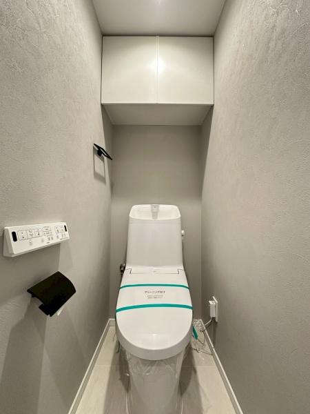 パークピア富岡2のトイレ|いつも綺麗に清潔に！ウォッシュレット付きトイレです。もちろん窓も付いてるので空気の入れ替えも楽にできます。