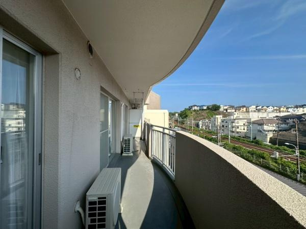 パークピア富岡2のバルコニー|プライベート性が確保されたバルコニー。ワイドな空間にたっぷりの陽光が降り注ぎます。