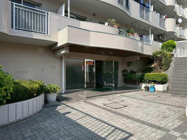 パークピア富岡2のエントランス|集合ポスト・、エントランス。管理、掃除の行き届いたきれいなエントランスです。