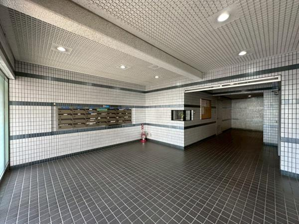 パークピア富岡2のエントランス|清潔感のある管理のいきわたった美しいエントランス！