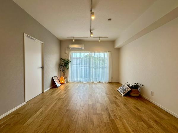 パークピア富岡2の居間・リビング|大きな窓に面した明るいリビング、作り付けの棚も趣味のものを楽しむスペースに