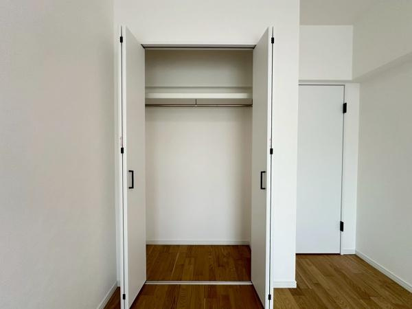 パークピア富岡2の収納|しっかりとした大きさのクローゼットを完備し、収納スペースも十分です！日ごろの整理整頓に収納はかかせません　各居室にはクローゼットが備え付けられており、居室の広さを有効に使えます。