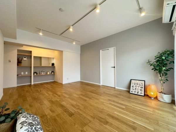 パークピア富岡2の居間・リビング|形の綺麗なリビングダイニングはお好きな家具を配置しても、余裕がありそうです。インテリアも想像しながらご見学されると、より一層楽しくなります。