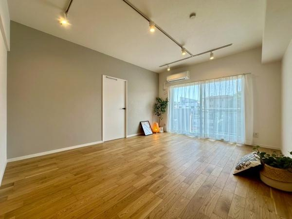 パークピア富岡2の居間・リビング|子供の笑い声やママとパパの楽しい会話、料理をする音や、テレビの音など当たり前の生活が送ることができる幸せ。そんな幸せをこの家で作り上げてみてはいかがですか。