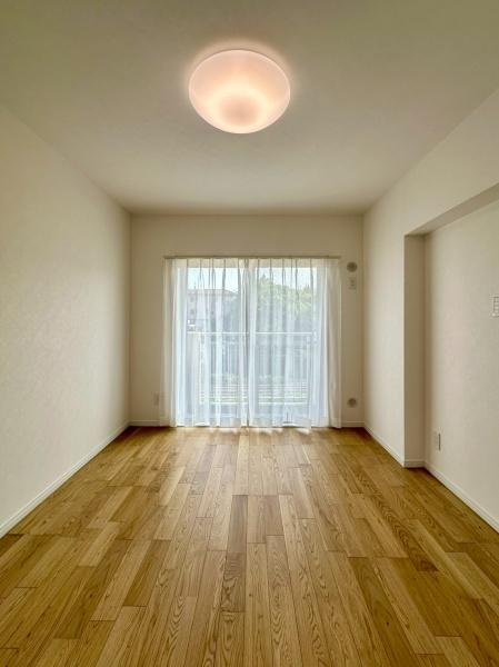 パークピア富岡2の寝室|全居室にはクローゼットを完備！普段使いのお洋服や小物はもちろん、季節物のお洋服などもしっかりと整理整頓おしまい頂けます。居室空間をより広く隅々までお使いいただけますね。
