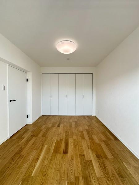 パークピア富岡2の寝室|収納力を豊富に備えたお部屋！陽当たりの良い、ご夫婦様のくつろぎの空間です！