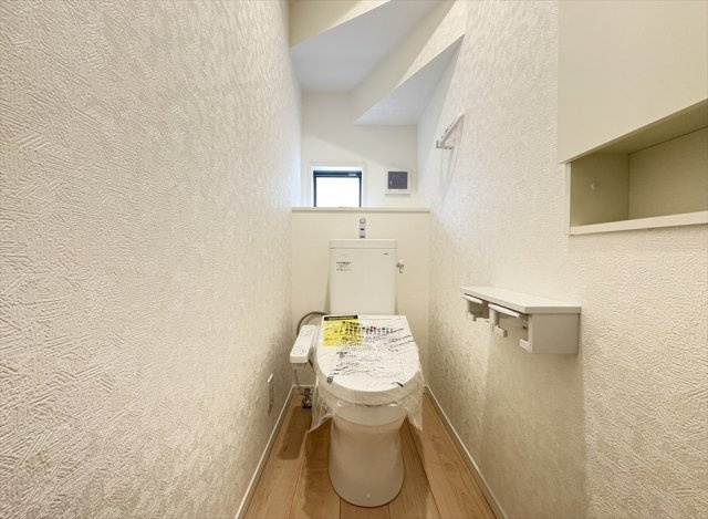 【トイレ】 | 朝霞市宮戸3丁目　新築一戸建住宅　全16棟　(志木本店) | 1階トイレ／家族を感染症から守る温水洗浄便座を完備。