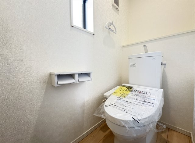 【トイレ】 | 朝霞市宮戸3丁目　新築一戸建住宅　全16棟　(志木本店) | 2階トイレ／衛生用品やトイレットペーパー、掃除グッズの保管に便利な壁面収納でスッキリしたトイレ空間を維持できます。