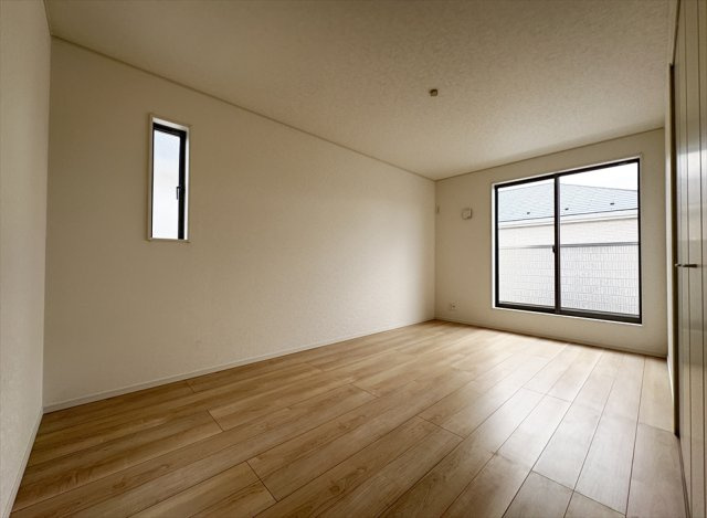 【洋室】 | 朝霞市宮戸3丁目　新築一戸建住宅　全16棟　(志木本店) | 洋室8帖／バルコニーに面した開放的な室内
