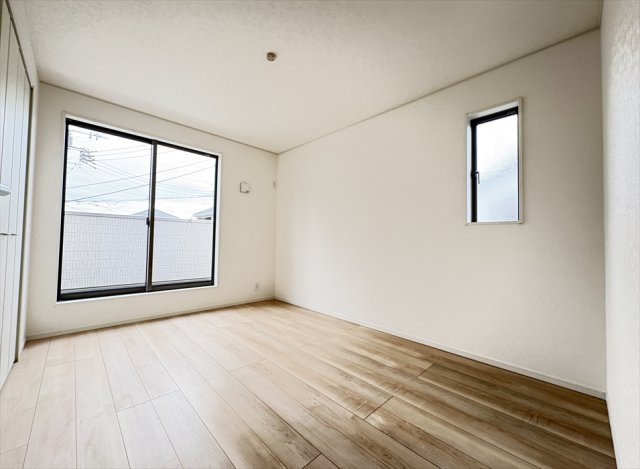 【洋室】 | 朝霞市宮戸3丁目　新築一戸建住宅　全16棟　(志木本店) | 洋室6帖／2面窓で換気も良好です。