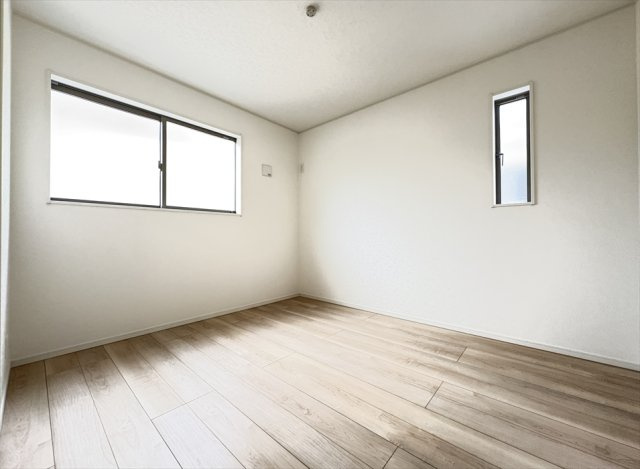 【洋室】 | 朝霞市宮戸3丁目　新築一戸建住宅　全16棟　(志木本店) | 洋室5.7帖／家具の配置の邪魔にならない腰高窓でお部屋のレイアウトも自由が利きます。