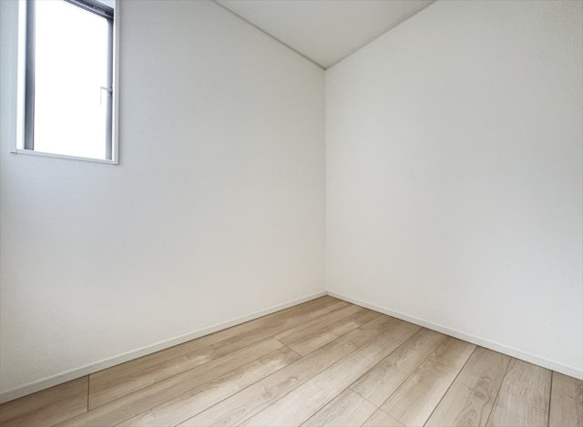 【収納】 | 朝霞市宮戸3丁目　新築一戸建住宅　全16棟　(志木本店) | 日用品の買い置きや季節家電、スポーツ用品など嵩張る荷物もまとめて保管できる納戸。