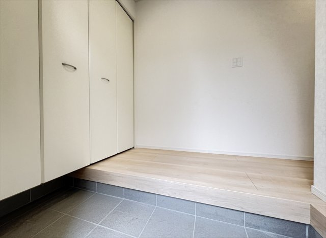 【玄関】 | 朝霞市宮戸3丁目　新築一戸建住宅　全16棟　(志木本店) | 大容量のシューズボックス完備。