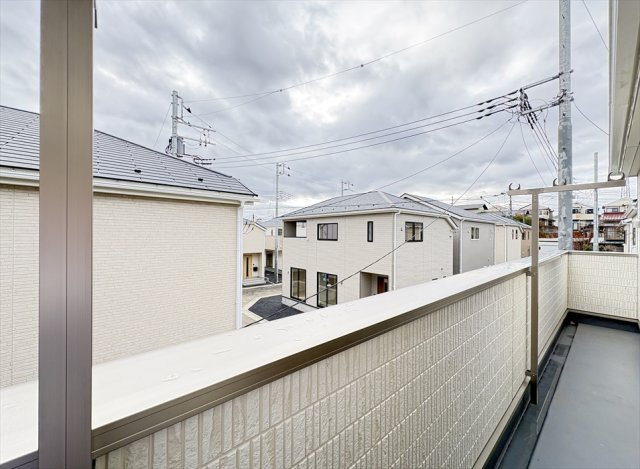 【バルコニー】 | 朝霞市宮戸3丁目　新築一戸建住宅　全16棟　(志木本店) | 2部屋から行き来できるバルコニーはお洗濯やお布団を干すのも便利。
