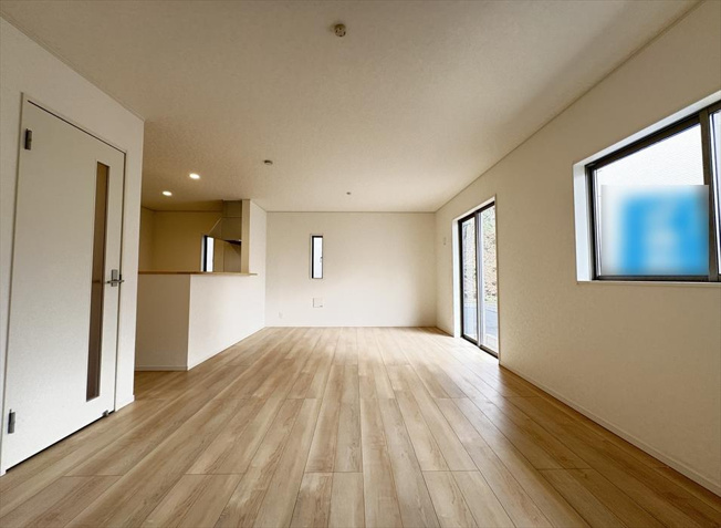 【居間・リビング】 | 朝霞市宮戸3丁目　新築一戸建住宅　全16棟　(志木本店) | 独立型のLDKはエアコンの効率が良く、省エネにもつながります。