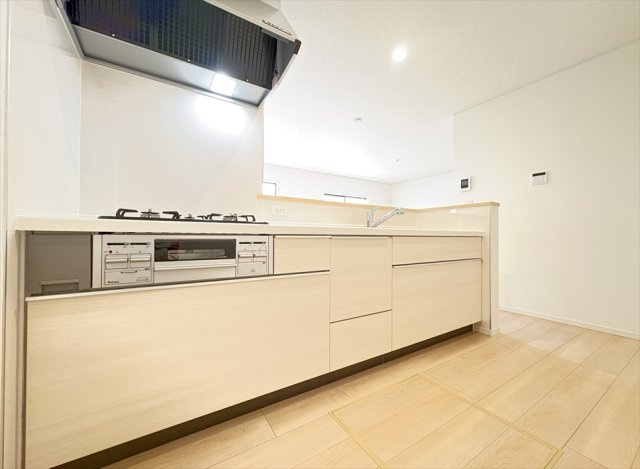 【キッチン】 | 朝霞市宮戸3丁目　新築一戸建住宅　全16棟　(志木本店) | お料理をしながら会話が楽しめる対面キッチン。キッチンからリビングの様子が見守れるので子育てにも便利です。