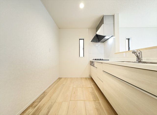 【キッチン】 | 朝霞市宮戸3丁目　新築一戸建住宅　全16棟　(志木本店) | 奥に入ってる物もサッと取り出しやすいスライド収納は奥まで一目で確認できるので調味料などの在庫管理にも便利です。