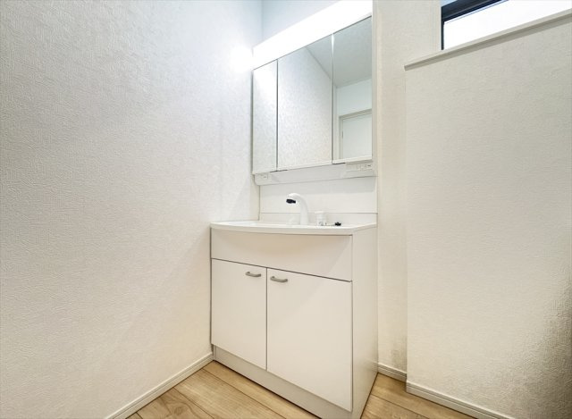 【独立洗面台】 | 朝霞市宮戸3丁目　新築一戸建住宅　全16棟　(志木本店) | 三面鏡は多角的にチェックできるのでヘアアレンジやメイクもスムーズに行えます。