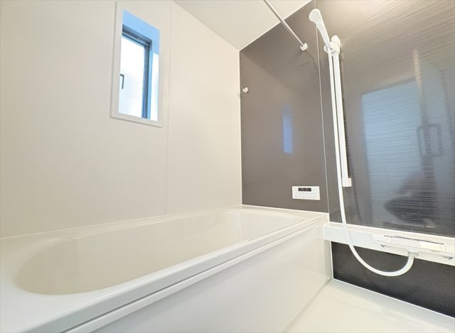 【浴室】 | 朝霞市宮戸3丁目　新築一戸建住宅　全16棟　(志木本店) | 浴室乾燥機が付いているので雨天の洗濯はもちろん、浴室内のカビの発生も防げるので衛生面も安心です。