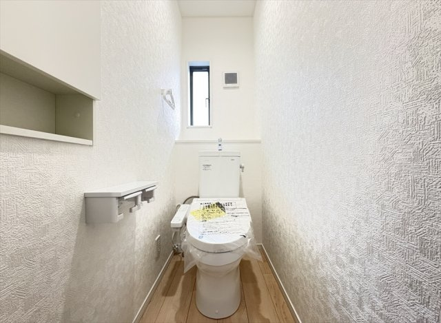 【トイレ】 | 朝霞市宮戸3丁目　新築一戸建住宅　全16棟　(志木本店) | 1階トイレ／家族を感染症から守る温水洗浄便座を完備。