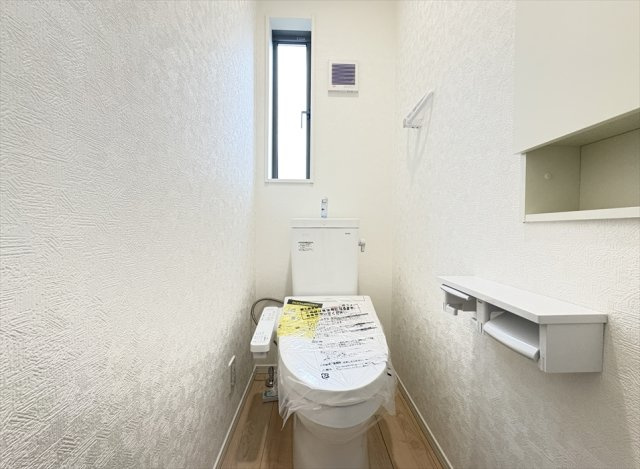 【トイレ】 | 朝霞市宮戸3丁目　新築一戸建住宅　全16棟　(志木本店) | 2階トイレ／衛生用品やトイレットペーパー、掃除グッズの保管に便利な壁面収納でスッキリしたトイレ空間を維持できます。