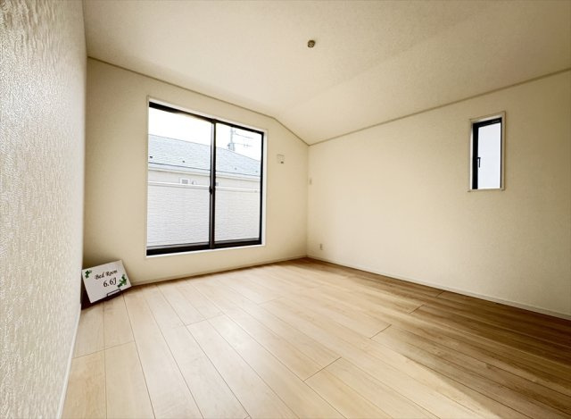 【洋室】 | 朝霞市宮戸3丁目　新築一戸建住宅　全16棟　(志木本店) | 6.6帖の洋室は勾配天井により開放感がございます。
