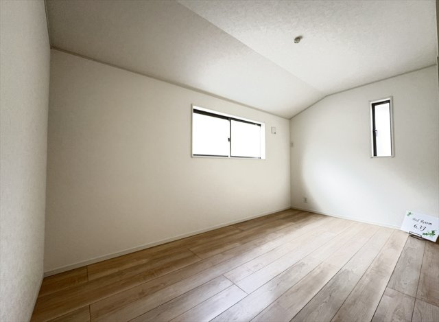 【洋室】 | 朝霞市宮戸3丁目　新築一戸建住宅　全16棟　(志木本店) | 洋室6.3帖／家具の配置の邪魔にならない腰高窓でお部屋のレイアウトも自由が利きます。勾配天井で開放感良好です。