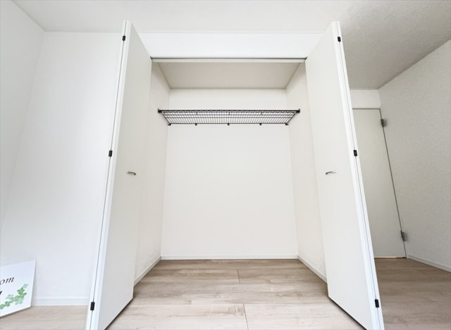 【収納】 | 朝霞市宮戸3丁目　新築一戸建住宅　全16棟　(志木本店) | 大容量のクローゼットは衣類やバッグもまとめてスッキリ収納できます。