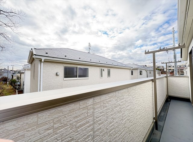 【バルコニー】 | 朝霞市宮戸3丁目　新築一戸建住宅　全16棟　(志木本店) | 2部屋から行き来できるワイドバルコニー
