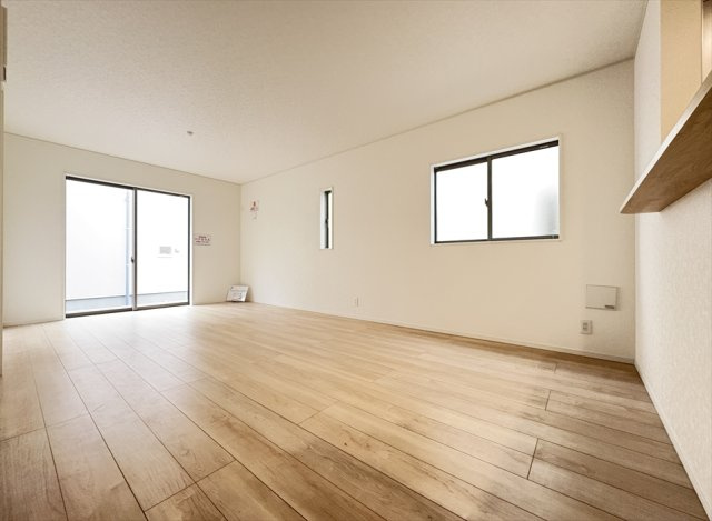 【居間・リビング】 | 朝霞市宮戸3丁目　新築一戸建住宅　全16棟　(志木本店) | 独立型のLDKはリビングの音や声が2階に響きにくいのでテレワークやお子様の勉強も捗ります。