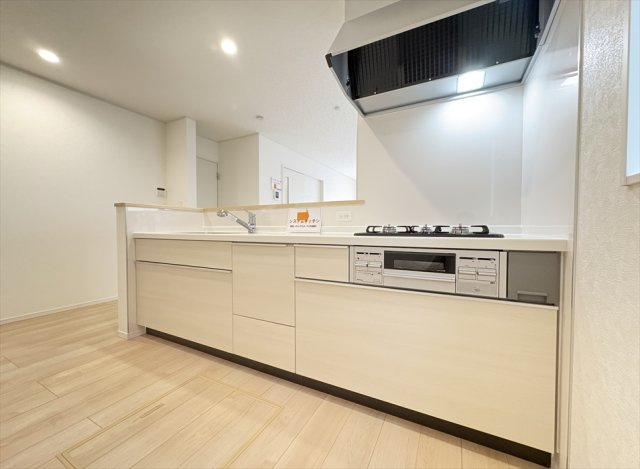 【キッチン】 | 朝霞市宮戸3丁目　新築一戸建住宅　全16棟　(志木本店) | キッチンからリビング全体が見渡せる対面キッチン。お料理をしながらお子様の様子を見守ることができます。