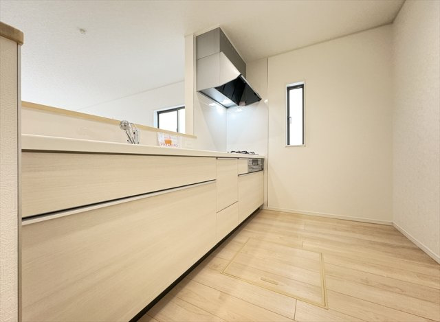 【キッチン】 | 朝霞市宮戸3丁目　新築一戸建住宅　全16棟　(志木本店) | 奥に入ってる物もサッと取り出しやすいスライド収納は奥まで一目で確認できるので調味料などの在庫管理にも便利です。