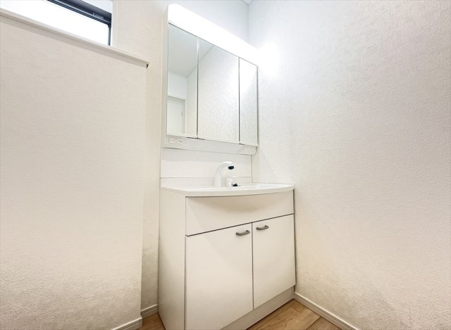 【独立洗面台】 | 朝霞市宮戸3丁目　新築一戸建住宅　全16棟　(志木本店) | 三面鏡は多角的にチェックできるのでヘアアレンジやメイクもスムーズに行えます。