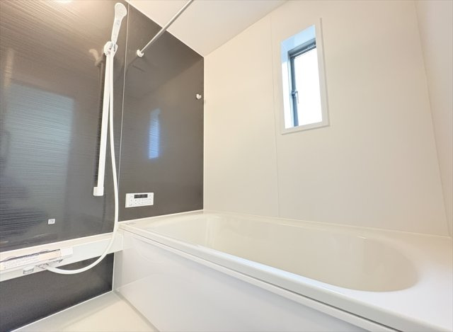 【浴室】 | 朝霞市宮戸3丁目　新築一戸建住宅　全16棟　(志木本店) | 浴室乾燥機が付いているので雨天の洗濯はもちろん、浴室内のカビの発生も防げるので衛生面も安心です。