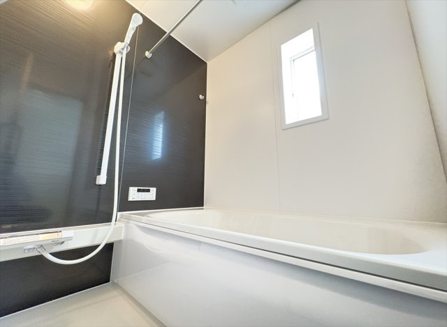 【浴室】 | 朝霞市宮戸3丁目　新築一戸建住宅　全16棟　(志木本店) | 浴室乾燥機が付いているので雨天の洗濯はもちろん、浴室内のカビの発生も防げるので衛生面も安心です。