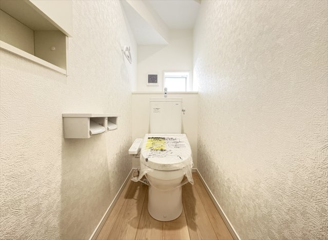 【トイレ】 | 朝霞市宮戸3丁目　新築一戸建住宅　全16棟　(志木本店) | 1階トイレ／家族を感染症から守る温水洗浄便座を完備。