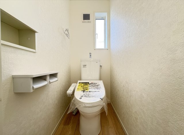 【トイレ】 | 朝霞市宮戸3丁目　新築一戸建住宅　全16棟　(志木本店) | 2階トイレ／衛生用品やトイレットペーパー、掃除グッズの保管に便利な壁面収納でスッキリしたトイレ空間を維持できます。