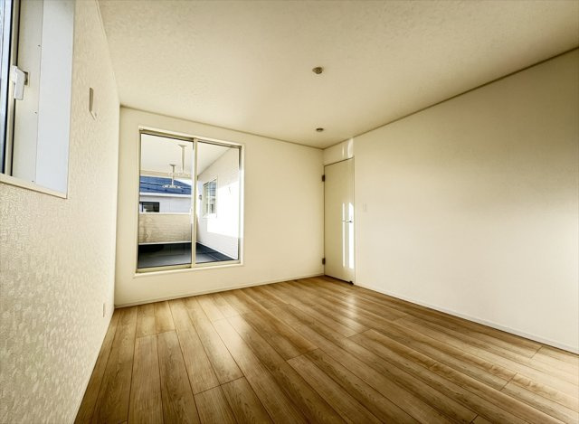 【洋室】 | 朝霞市宮戸3丁目　新築一戸建住宅　全16棟　(志木本店) | 洋室7帖／インナーバルコニーに面しているので外からの視線を気にせずのびのびお過ごしいただけます。