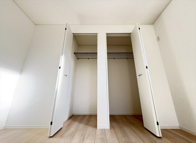 【収納】 | 朝霞市宮戸3丁目　新築一戸建住宅　全16棟　(志木本店) | 物を分けて収納でき、整理整頓しやすいダブル収納。