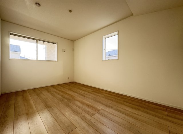 【洋室】 | 朝霞市宮戸3丁目　新築一戸建住宅　全16棟　(志木本店) | 洋室6.7帖／家具の配置の邪魔にならない腰高窓でお部屋のレイアウトも自由が利きます。