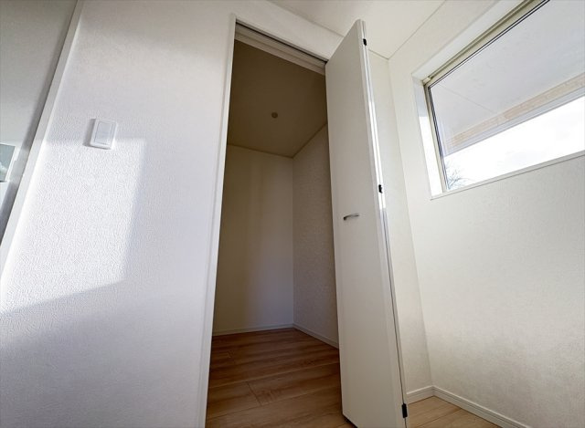 【収納】 | 朝霞市宮戸3丁目　新築一戸建住宅　全16棟　(志木本店) | 天井近くまで空間を自由に使えるウォークインクローゼット。