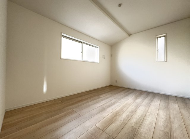 【洋室】 | 朝霞市宮戸3丁目　新築一戸建住宅　全16棟　(志木本店) | 洋室6帖／勾配天井により開放感を演出