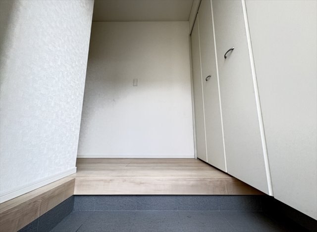 【玄関】 | 朝霞市宮戸3丁目　新築一戸建住宅　全16棟　(志木本店) | 玄関から室内が見えないので出入り時や来客時でも家族のプライバシーが守れます。