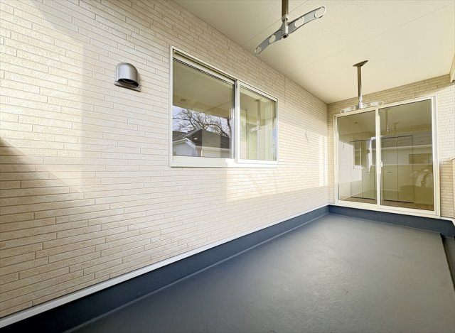 【バルコニー】 | 朝霞市宮戸3丁目　新築一戸建住宅　全16棟　(志木本店) | 急な雨でも安心なインナーバルコニー。