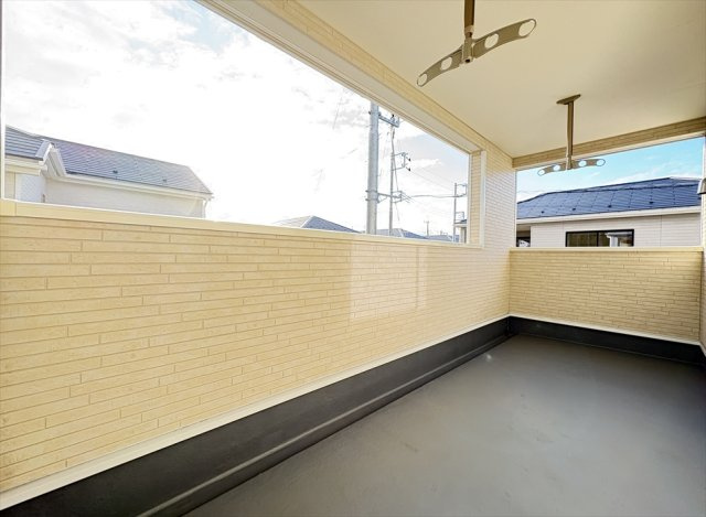 【バルコニー】 | 朝霞市宮戸3丁目　新築一戸建住宅　全16棟　(志木本店) | 夏の紫外線や周囲の視線を気にせず洗濯物が干せます。